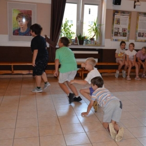 Pierwszy dzień półkolonii – poznanie wychowawców, podział na grupy, zabawy ruchowe, praca plastyczna i wspólna zabawa na boisku.