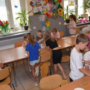 Pierwszy dzień półkolonii – poznanie wychowawców, podział na grupy, zabawy ruchowe, praca plastyczna i wspólna zabawa na boisku.