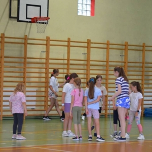 W piątek ostatniego dnia IV turnusu dzieci odwiedziły nakielskich Strażaków oraz wzięły udział w zawodach sportowych w hali sportowe w Nakle Śląskim
