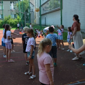 Pierwszy dzień półkolonii – poznanie wychowawców, podział na grupy, zabawy ruchowe, praca plastyczna i wspólna zabawa na boisku.