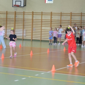 W piątek ostatniego dnia IV turnusu dzieci odwiedziły nakielskich Strażaków oraz wzięły udział w zawodach sportowych w hali sportowe w Nakle Śląskim