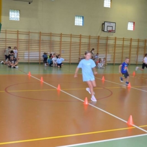 W piątek ostatniego dnia IV turnusu dzieci odwiedziły nakielskich Strażaków oraz wzięły udział w zawodach sportowych w hali sportowe w Nakle Śląskim