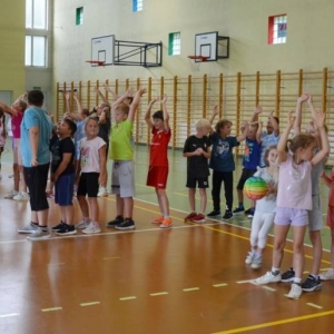 W piątek ostatniego dnia IV turnusu dzieci odwiedziły nakielskich Strażaków oraz wzięły udział w zawodach sportowych w hali sportowe w Nakle Śląskim