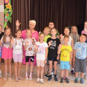 Pierwszy dzień półkolonii – poznanie wychowawców, podział na grupy, zabawy ruchowe, praca plastyczna i wspólna zabawa na boisku.