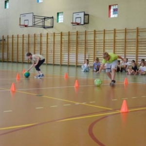 W piątek ostatniego dnia IV turnusu dzieci odwiedziły nakielskich Strażaków oraz wzięły udział w zawodach sportowych w hali sportowe w Nakle Śląskim