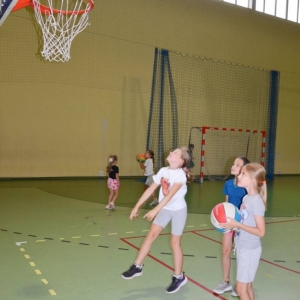 W piątek ostatniego dnia IV turnusu dzieci odwiedziły nakielskich Strażaków oraz wzięły udział w zawodach sportowych w hali sportowe w Nakle Śląskim