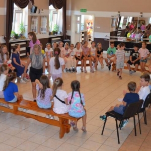 Pierwszy dzień półkolonii – poznanie wychowawców, podział na grupy, zabawy ruchowe, praca plastyczna i wspólna zabawa na boisku.