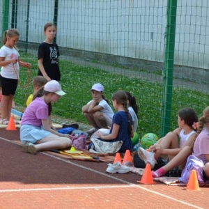 Pierwszy dzień półkolonii – poznanie wychowawców, podział na grupy, zabawy ruchowe, praca plastyczna i wspólna zabawa na boisku.