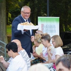 Symboliczne dzielenie się chlebem z publicznością