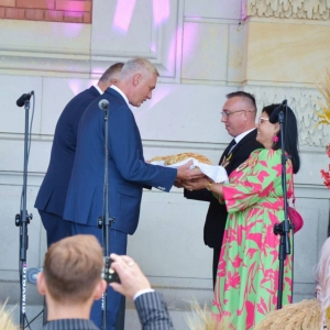 Uroczyste przekazanie chlebów dożynkowych