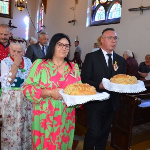 Starości dożynkowi z poświęconymi chlebami