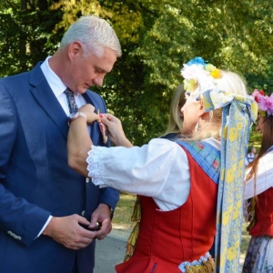 Przed mszą dożynkową gościom przypinano kotyliony