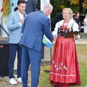 Wręczenie podziękowań Kołom Gospodyń Wiejskich za wykonanie pięknych koron dożynkowych