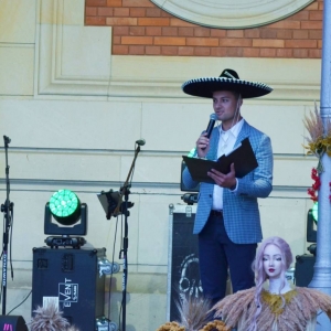 Konferansjer Marcin Gad zapowiadający koncert mariachi Sombrero Negro