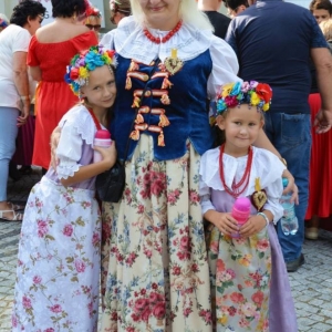 Kobieta z dziećmi w strojach ludowych