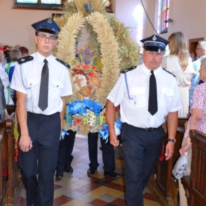 Strażacy wynoszą z kościoła Koronę Dożynkową