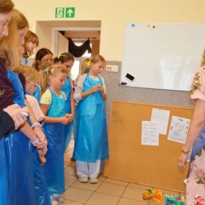 Pani instruktor tłumacząca metodę monotypii