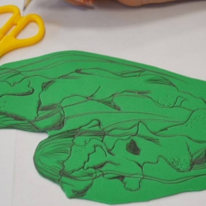 Wycinanie kształtów jako pierwszy etap tworzenia pracy graficznej metodą gelly plate