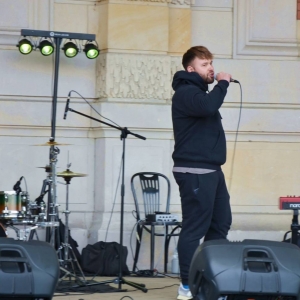 Występ rapera o pseudonimie Pewny