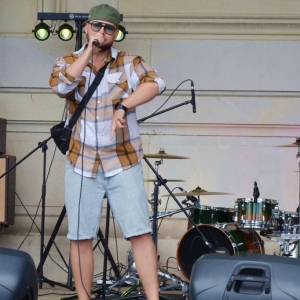 Występ rapera o pseudonimie Rav Rebel