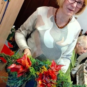 Uczestniczka z jesienną dekoracją.
