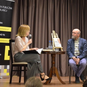 Artur Barciś i prowadząca spotkanie Anna Kempa-Gąsior na scenie podczas spotkania autorskiego.