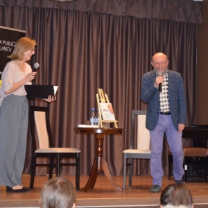 Artur Barciś i prowadząca spotkanie Anna Kempa-Gąsior na scenie podczas spotkania autorskiego.