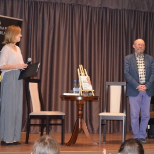Artur Barciś i prowadząca spotkanie Anna Kempa-Gąsior na scenie podczas spotkania autorskiego.