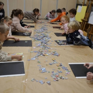 Uczestnicy warsztatów podczas tworzenia swoich prac.