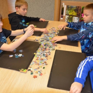 Uczestnicy warsztatów podczas tworzenia swoich prac.