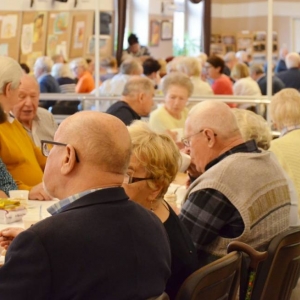 Seniorzy z gminy Świerklaniec podczas spotkania opłatkowego.