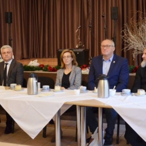 Zaproszeni goście podczas spotkania opłatkowego.