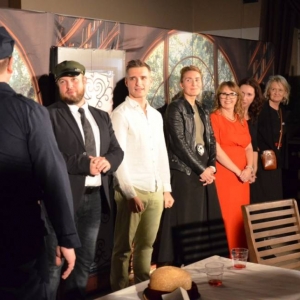 Aktorzy na scenie po zakończonym spektaklu.