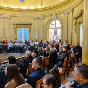 Publiczność podczas prelekcji w Pałacu Kawalera w Świerklańcu.