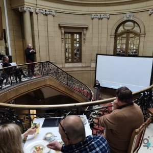 Publiczność przed ekranem projekcyjnym.
