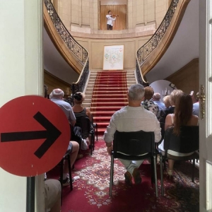 Wnętrze Pałacu Kawalera w Świerklańcu. Publiczność skierowana w kierunku grającego skrzypka.