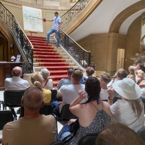 Wnętrze Pałacu Kawalera w Świerklańcu. Publiczność skierowana w stronę przewodnika.