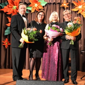 Zdjęcie przedstawia Dyrektor Gminnego Ośrodka Kultury Barbarę Miś z artystami, którzy gościnnie wystąpili podczas Koncertu Noworocznego