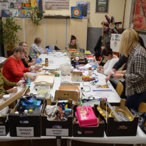 Uczestnicy warsztatów witrażowych podczas tworzenia swoich prac