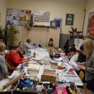 Uczestnicy warsztatów witrażowych podczas tworzenia swoich prac