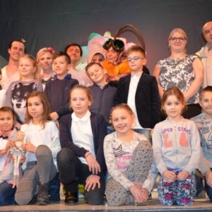 Zdjęcie przedstawia uczestników zimowiska w Teatrze Ateneum w Katowicach.