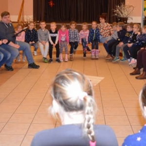 Zdjęcie przedstawia uczestników I turnusu zimowiska podczas pierwszego dnia wypoczynku. Zapoznanie się.