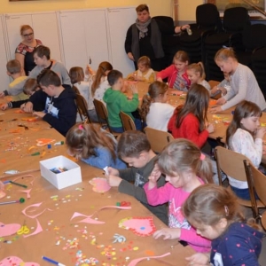 Zdjęcie przedstawia tworzenie prac plastycznych przez uczestników zimowiska