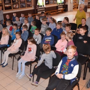 Zdjęcie przedstawia uczestników pokazów i warsztatówz  magii.