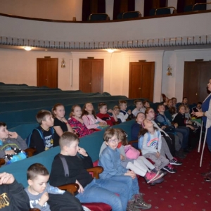 Zdjęcie przedstawia uczestników zimowiska w Teatrze Śląskim w Katowicach.