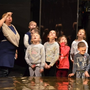 Zdjęcie przedstawia uczestników zimowiska w Teatrze Śląskim w Katowicach.