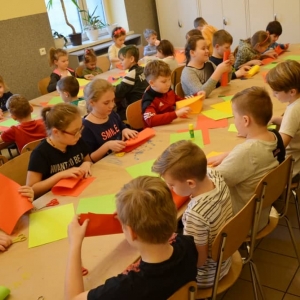 Zdjęcie przedstawia tworzenie prac plastycznych przez uczestników zimowiska