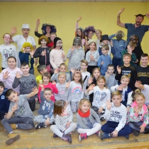Zdjęcie przedstawia uczestników zimowiska w Teatrze Śląskim w Katowicach.