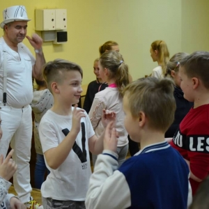 Zdjęcie przedstawia uczestników zimowiska w Teatrze Śląskim w Katowicach.