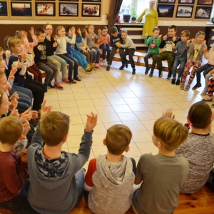 Zdjęcie przedstawia uczestników II turnusu zimowiska podczas pierwszego dnia wypoczynku. Zapoznanie się.